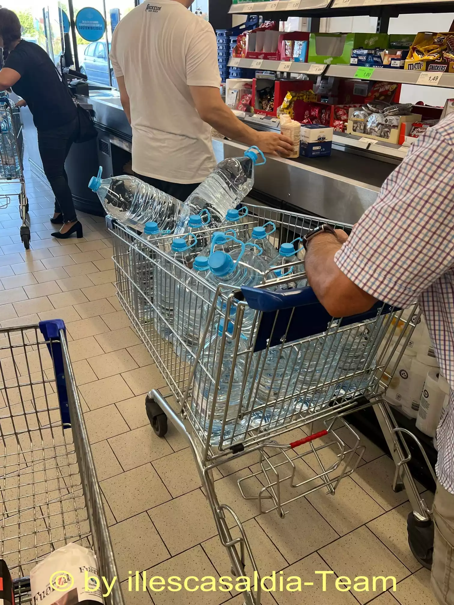 Vecinos acaparando agua en supermercado de Illescas