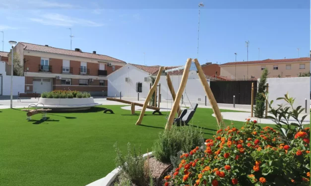 Abierta al público la plaza situada en el Paseo de la Estación, Antiguo cuartel Guardia Civil. Album de fotos