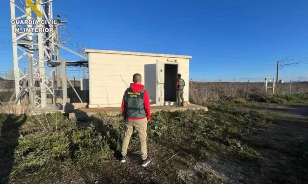 Detenidas tres personas por hurto masivo de cable eléctrico.