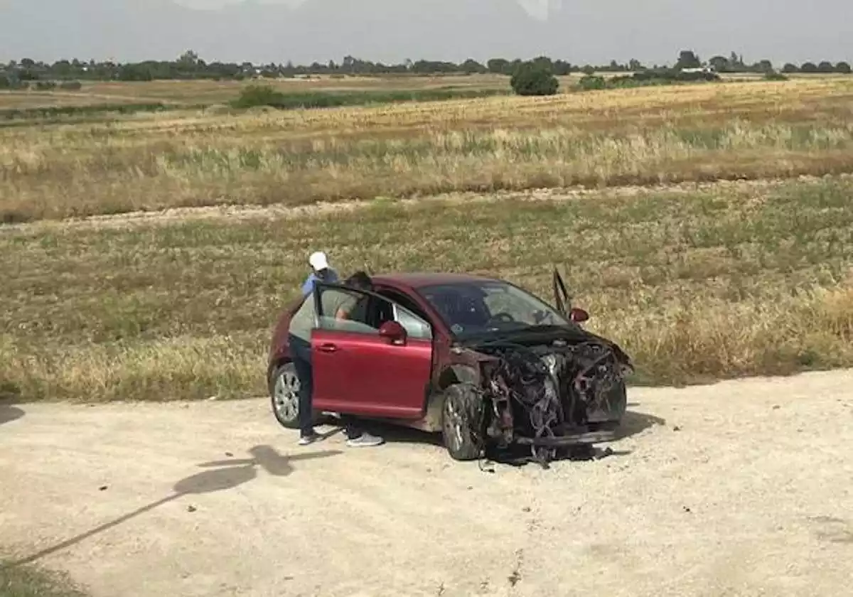 Vehículo arrollado por un tren en el paso a nivel sin barreras cercano al Señorío