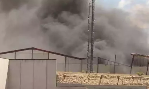 Incendio en una nave de Casarrubios del Monte. Diez trabajadores desalojados (hay video)