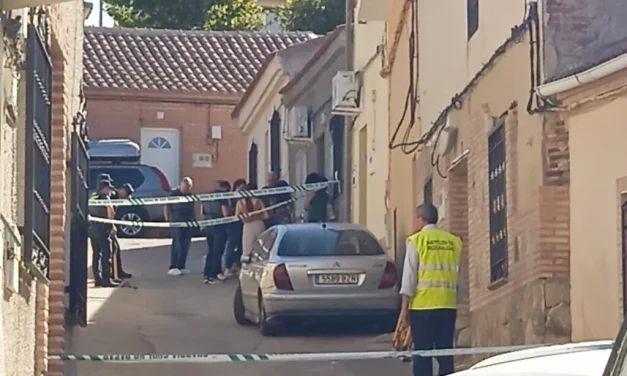 Mata a la hija de su pareja e hiere a esta última con arma de fuego