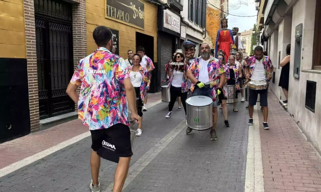 Gigantes y Cabezudos la tarde de hoy con ritmo de Batukada (Álbum de fotos)