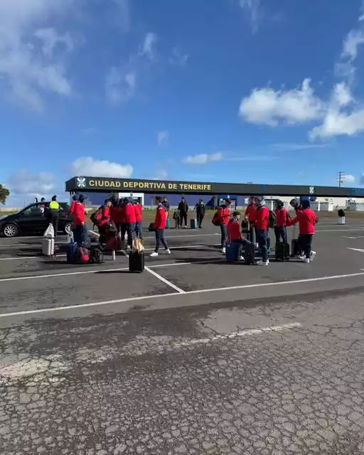 Jugadores del CD Illescas esperan al bus. Foto CD Illescas