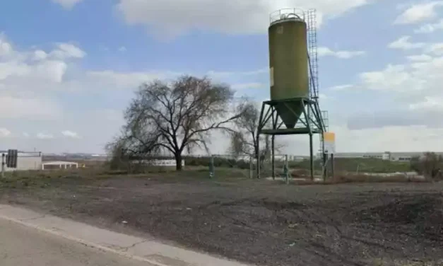 Un trabajador de carreteras, polifracturado tras romperse una trampilla.