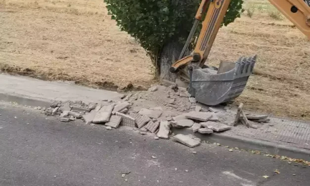 Ya era hora !!! Enhorabuena a los afectados. Una acera en proceso de arreglo