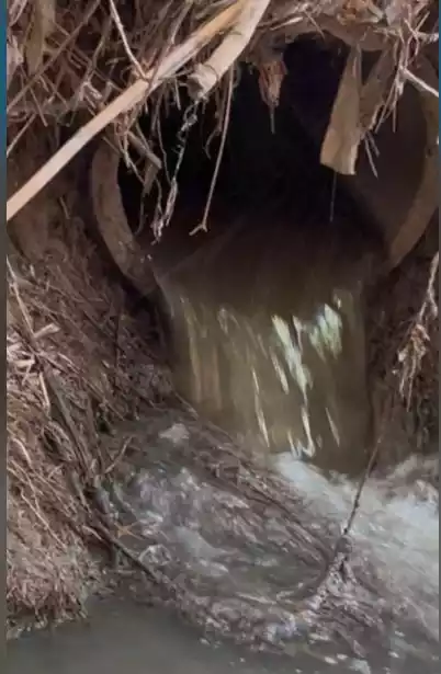 Aguas residuales en Arroyo Bobadilla en Yeles