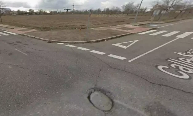 Un joven de 17 años herido al chocar su moto con un camión