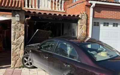 Accidente de Tráfico. Un vehículo se empotra en una vivienda de Illescas (Hay fotos)