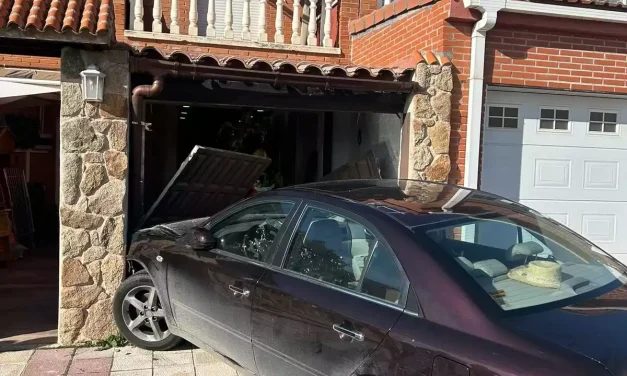 Accidente de Tráfico. Un vehículo se empotra en una vivienda de Illescas (Hay fotos)