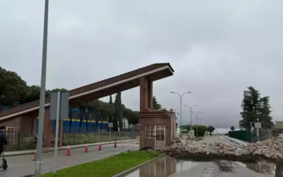 El pórtico de entrada al Señorío ha sido demolido por sorpresa general de los vecinos