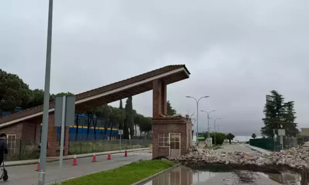 El pórtico de entrada al Señorío ha sido demolido por sorpresa general de los vecinos