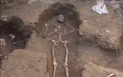 Se encuentran varios enterramientos en la Plaza de los Leones. Hay video