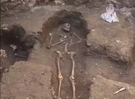Se encuentran varios enterramientos en la Plaza de los Leones. Hay video