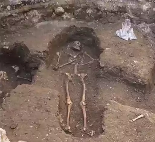enterramiento-pl-los-leones-illescas Esqueleto enterramiento Plaza de Los Leones. Foto: RRSS