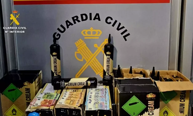 La Guardia Civil incauta en Yuncos 48 botellas de «gas de la risa»