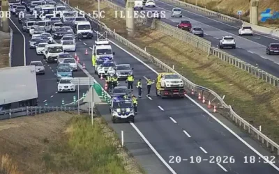 Una colisión entre dos vehículos, causa dos heridos y un atasco monumental en la A-42